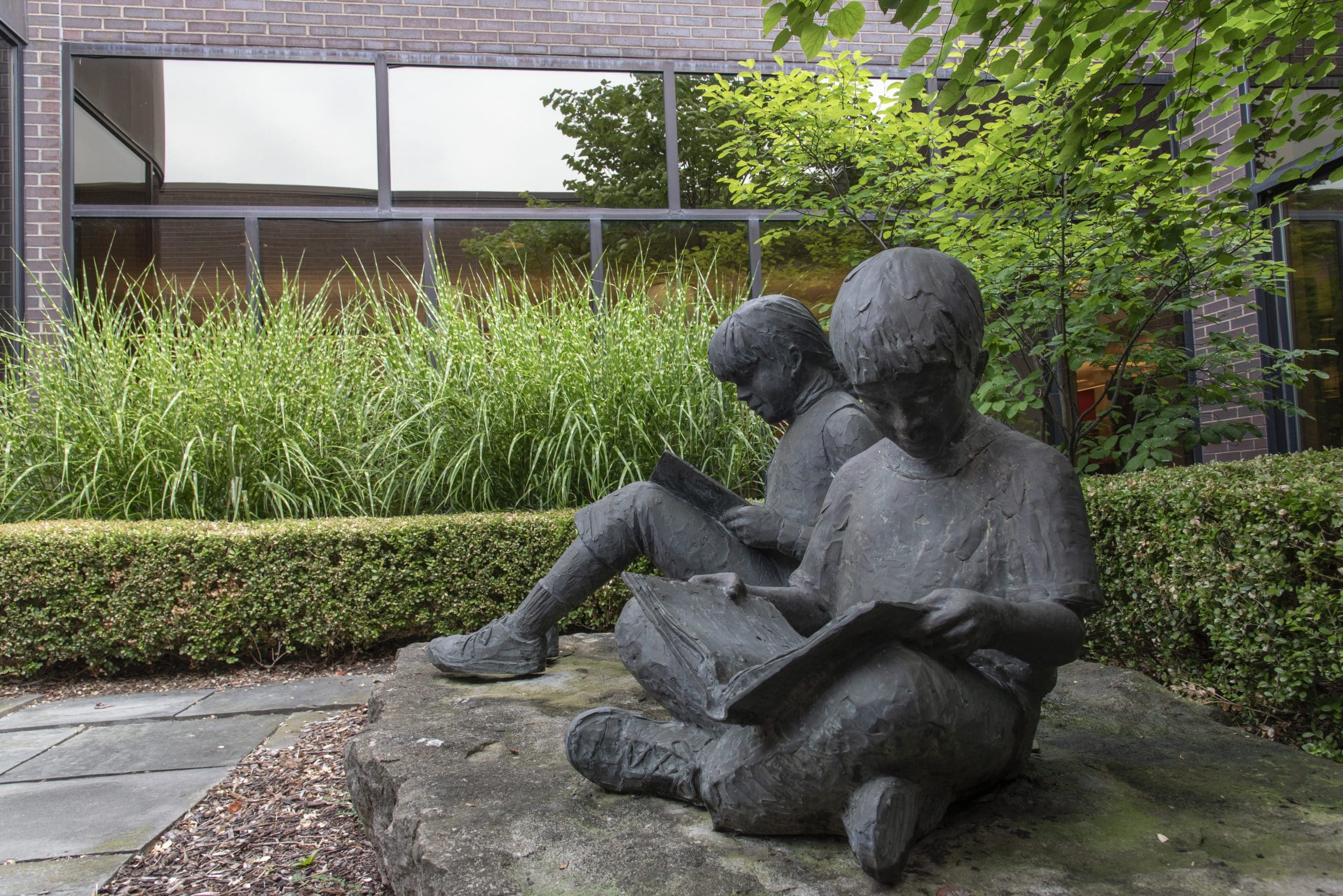 ExteriorStatueChildReaders